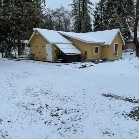 Sequoias Creekside/Vintage Yellow Cottage