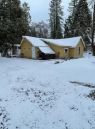 Sequoias Creekside/Vintage Yellow Cottage