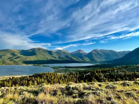 Luxury Town Home+Hot Tub! Mountain View, River/Lake front, close to Ski Resorts