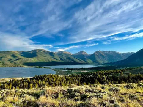 Luxury Town Home+Hot Tub! Mountain View, River/Lake front, close to Ski Resorts