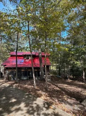Charming River Cabin Retreat, Sleeps 14, near fishing and hunting + boat parking