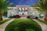 Villa Maya: 12 BR, 14k sq. ft. estate with pool, pickle ball, bball, disco club! Hotels in Little Havana