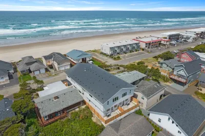 Brand New Ocean View Beach House w Hot Tub & Sauna