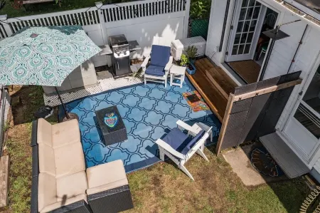 Cozy Cottage Steps from Hampton Beach, Sleeps 6, 2 car parking! Отели в г. Хамптон