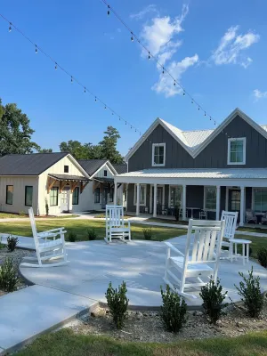 New Luxury 1BR Cottage in Downtown Auburn! Rainbow Shops附近的飯店