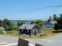 Water View " THE PIPERS NEST " - minutes to the beach, located in Snug harbour !