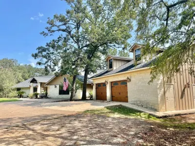 NEW LISTING-Secluded Whoop Acre Ranch SLEEPS 25-LOADED with entertainment