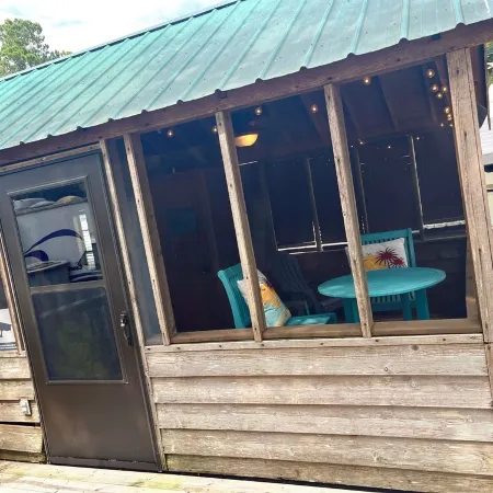 Lakefront tiny cabin amazing view on Lake Marion! Pet friendly & sleeps 6