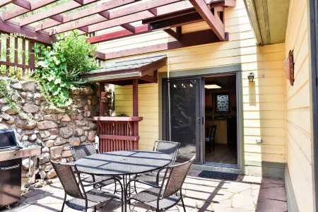 Garden Home Downtown: Splendid 3 Bedroom House in Historic Neighborhood