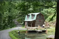 Secluded cabin perfect getaway for couples or ideal for small families!