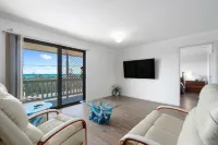 Escape to Paradise - Beach views 5bedrooms, 2 Kitchens, 2 Living, 2 Bathrooms