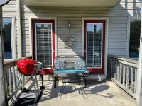 Relaxation Destination--updated lakefront condo just steps from Lake Hamilton!!!