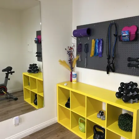 Bright Vibes Home- Sleeps 8- 1 Block to University- Pacman, BBQ, Indoor Gym