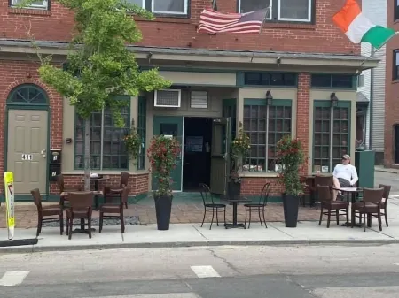 Dog friendly, stylish accommodations for up to 6 on Federal Hill in Providence.