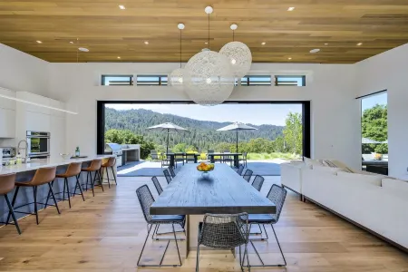 Modern, recently built home with stunning pool & beautiful views; 15 min to town