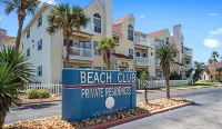 Cozy Apartment with resort style pool and 5 minute walk to the beach!