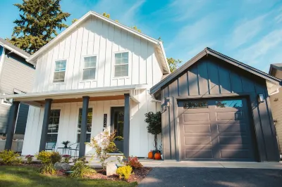 Cozy Modern Farmhouse, King bed, great yard, pets!