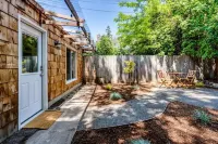University Cottage, 2 blocks from U of O.