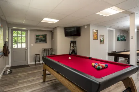 New! Cozy Mountain Retreat Near Pisgah Forest & DownTwn. Pet Friendly/Game Room! Отели в г. Бревард