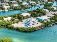 Island getaway with panoramic view, pool, spa, beach and rooftop access!