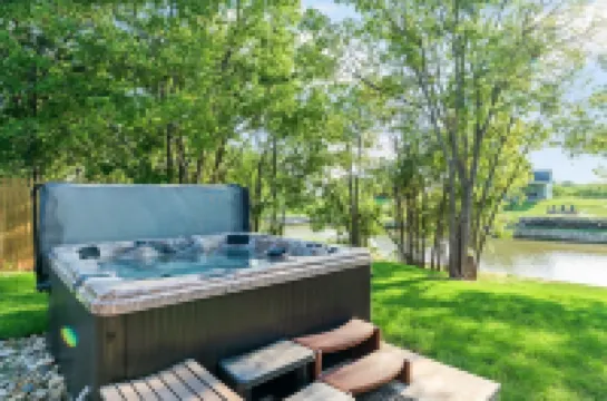 Lakefront!➟Kayaks, Fire Pit, Sparkling Clean Hot Tub, Foosball