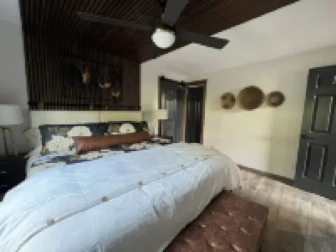 Golden Acres Barn with Hot Tub+Firepit+Game Loft, & Mountain views, creek access