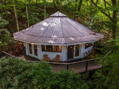 Whimsical Mountain Roundhouse Among the Trees North Carolina Welcome Center 주변 호텔