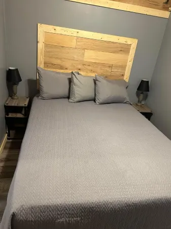 River Road Retreat.  Cabin minutes away from trails w/ hottub & seasonal pool! Отели в г. Пайк