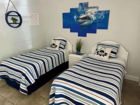 Totally Renovated near Pete's Pier with Trailer Parking Walk to Three Sisters!!