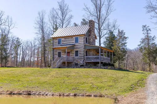 Rustic Luxury Near Charlottesville/Montpelier/Wineries /A Historic Cabin Retreat