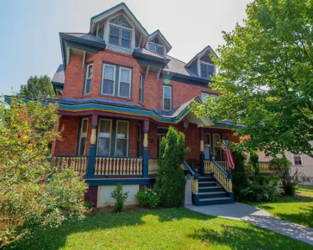 Atv-snowmobile Trail, Close to Marquette, Parking, 9 bedrooms, sleeps 18 People. Hotels in Ishpeming