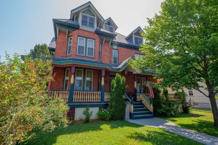 Atv-snowmobile Trail, Close to Marquette, Parking, 9 bedrooms, sleeps 18 People. Отели в г. Ишпеминг