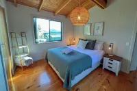 HEXAGON BEACH HOUSE - Great views of the Bay of Fires