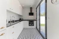 Echoppe Jaurès - typical Bordeaux renovated house 3 bedrooms/3 bathrooms Hotels in Talence