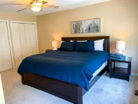 Lux King Suite- 16 miles of walking trails, central to Duke, UNC & RDU Airport