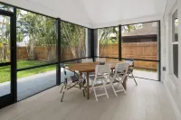 Coastal chic - minutes to beach, shopping, dining
