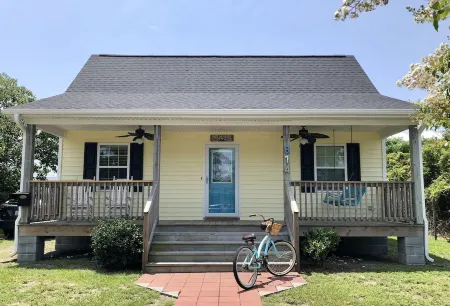 Cute cottage within walking distance to historic downtown Beaufort, NC.