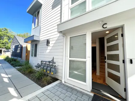 Modern Home in Heart of West SEA (safer area), near Downtown, Beach, Hwy Access Отели рядом с достопримечательностью «Алки Пойнт Лайтхаус»