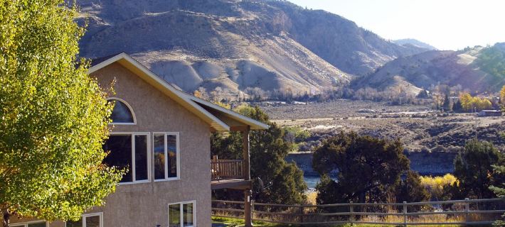 Riverside Lodge: Wildlife Watching, Fishing, Hiking from the House. Next to Ynp! Hotels in Gardiner