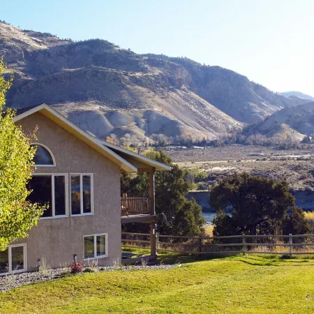 Riverside Lodge: Wildlife Watching, Fishing, Hiking from the House. Next to Ynp!