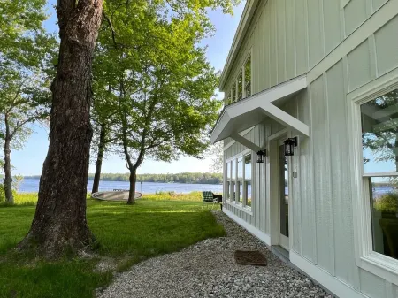 New & Modern, Lakeside Home Отели в г. Уиндем