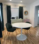 Spacious guesthouse located in the heart of Weatherford. Hotels in Parker County