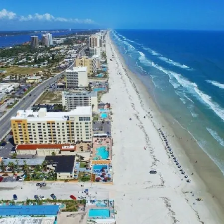 Beachside Daytona Beach Shores 5 min walk to beach, restaurants and more!