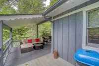 Mountain house sleeps 4 w/ deck & firepit, 5mi to Grandfather Mtn, pet friendly!