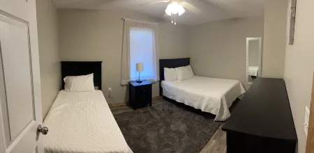 Modern Farmhouse 3 Bed, 2 Bath Apartment, Sleeps 7, Lots of Space, Downtown