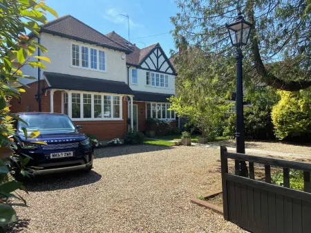 Cosy, spacious 2 storey apt, 35mins Central London, Heathrow/Gatwick & Wimbledon