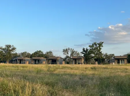 The Pearl / Casita #8 - Private Porch, Luxury, Country Feels, Walk to Wineries