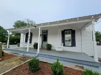 Remodeled historic home! Steps away from dining & shops - Easy walk to Old Salem Hotel in zona M.C. Benton Jr. Convention Center