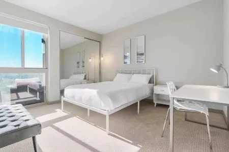 Pool View Modern 3 Bdrm Apt