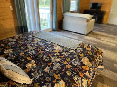 RockerBye Rental downtown Ladd - Sleep 6 - Large modern space with vintage charm Hotels in 